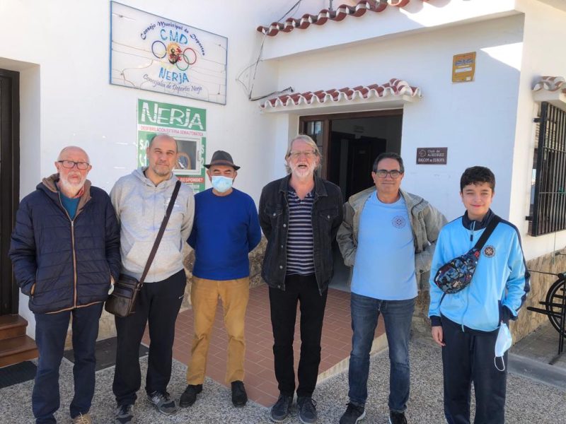 Los jugadores del equipo Balcón de Europa A, con el árbitro del encuentro Balcón A-La Zubia B de Granada.