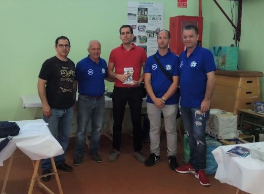 Francisco Bernabé, recibiendo su trofeo.